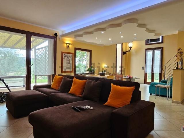 Case e ville in vendita di 240 m²