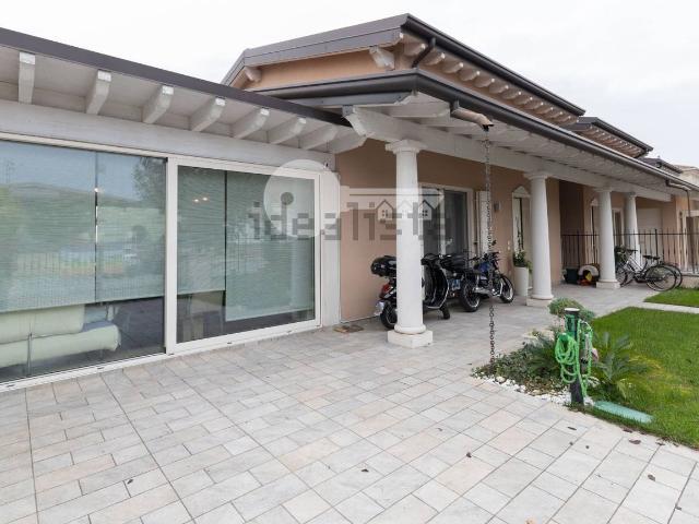 Case e ville in vendita di 240 m² in Via Dante Alighieri, 72