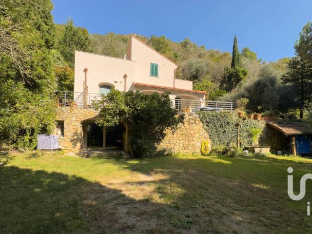 Case e ville in vendita di 240 m² in Via Calvisio, 214