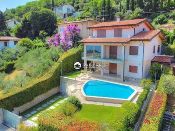Case e ville in vendita di 240 m² in Via Caronte