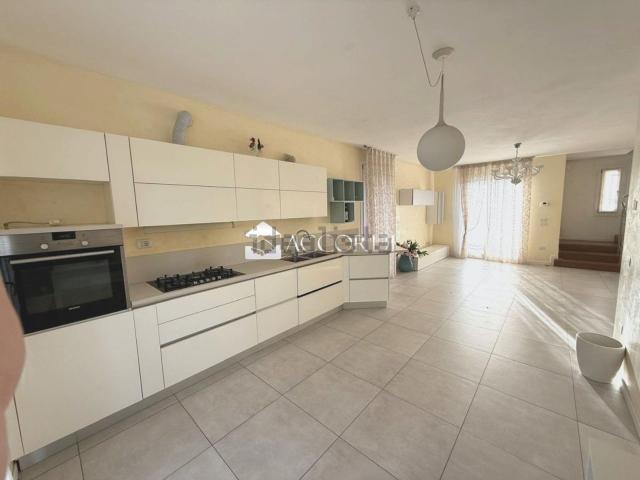 Case e ville in vendita di 240 m² in Via Carso, 9