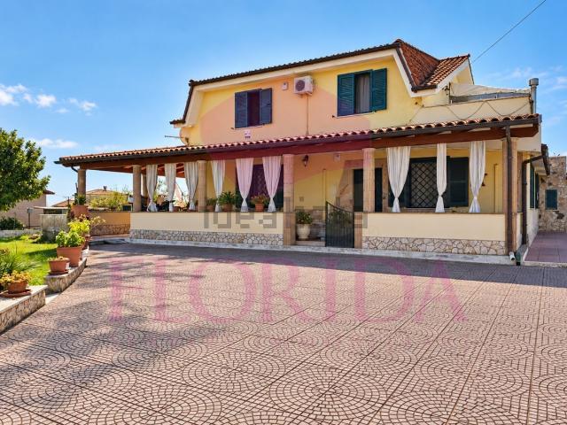 Case e ville in vendita di 240 m² in Via Castagnetta