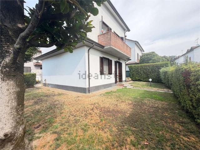Case e ville in vendita di 240 m² in Via Cristoforo Colombo