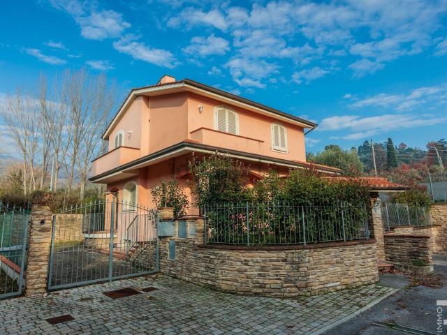 Case e ville in vendita di 240 m² in Via Croci