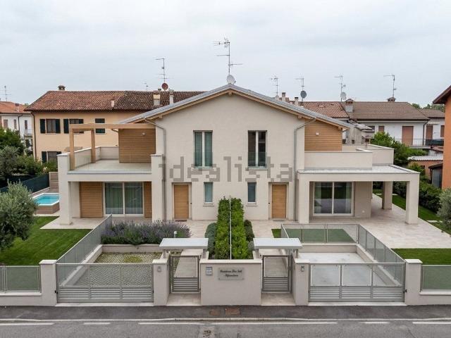 Case e ville in vendita di 240 m² in Via Angelo Canossi