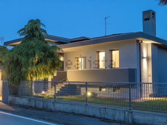 Case e ville in vendita di 240 m² in Via Abruzzo