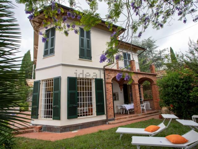 Case e ville in vendita di 240 m² in Via Adelasia, 61