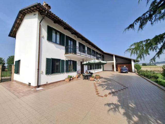 Case e ville in vendita di 240 m² in Via Alba