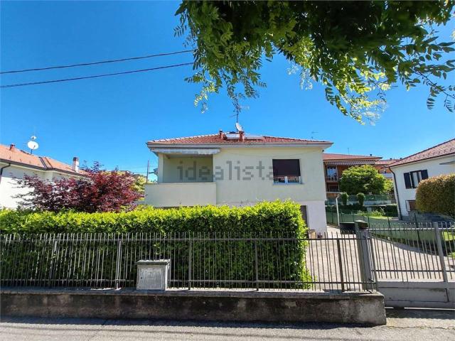 Case e ville in vendita di 240 m² in Via Alessandro Manzoni