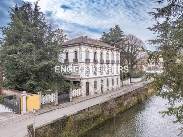 Case e ville in vendita di 240 m² in Via Aliprandi, 35