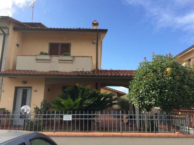 Case e ville in vendita di 240 m² in Via Argine del Fosso, 6