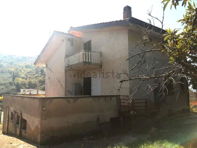 Case e ville in vendita di 240 m² in Via Boccioni