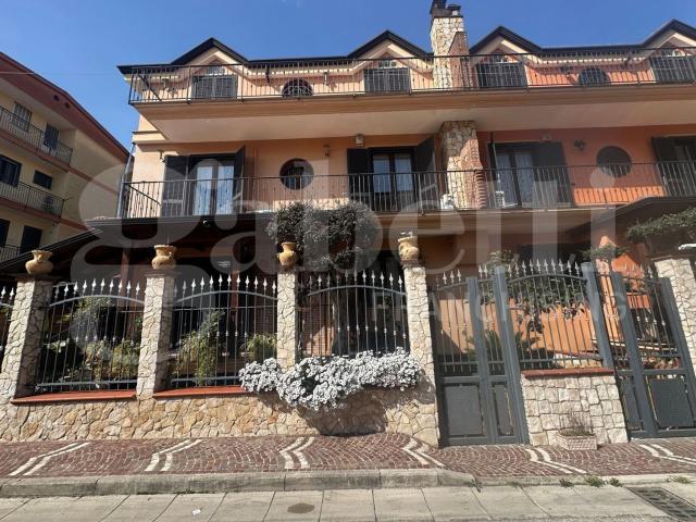 Case e ville in vendita di 240 m² in Via Benvenuto Cellini, 9