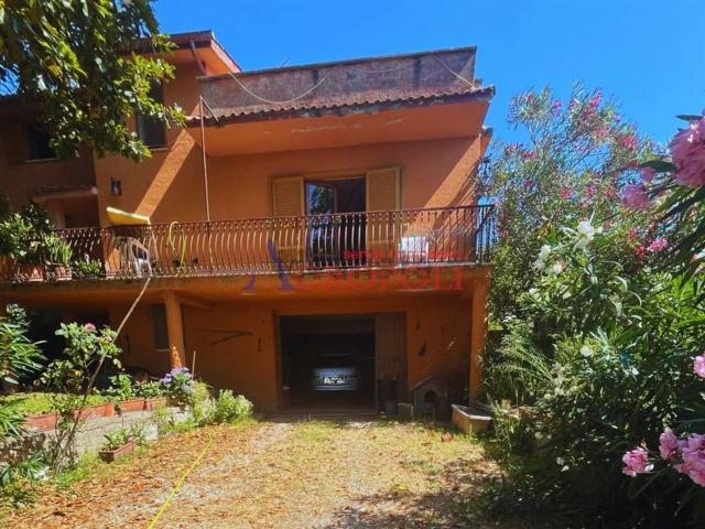 Case e ville in vendita di 240 m² in Via Gran Sasso