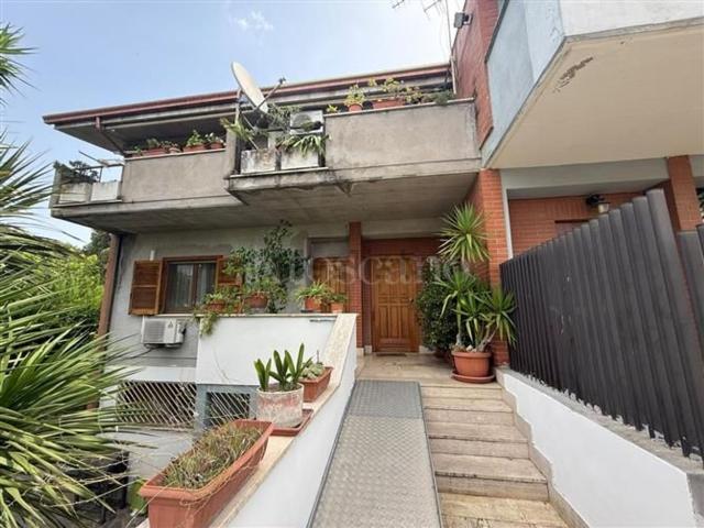 Case e ville in vendita di 240 m² in Via degli Accoramboni