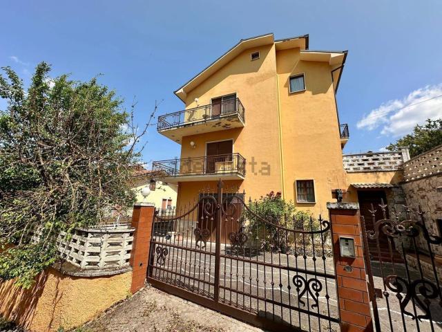Case e ville in vendita di 240 m² in Via degli Orti, 84