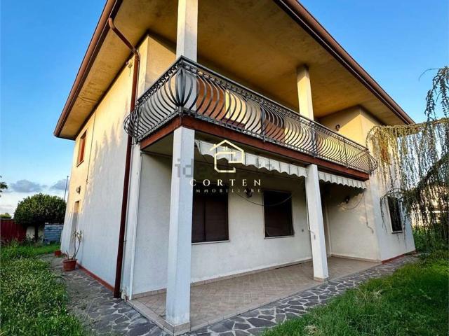 Case e ville in vendita di 240 m² in Via dei Masi, 10