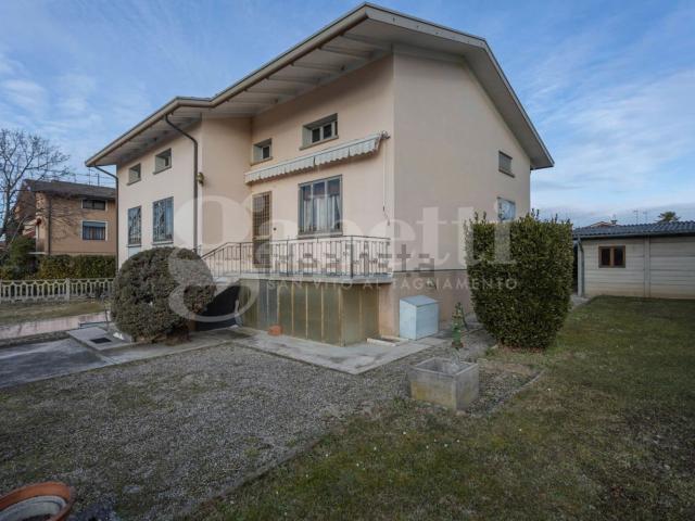 Case e ville in vendita di 240 m² in Via dei Comunali, 33