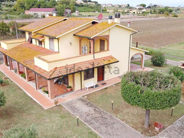 Case e ville in vendita di 240 m² in Via dei Poggi