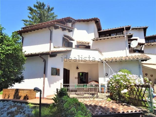 Case e ville in vendita di 240 m² in Via dei Tigli