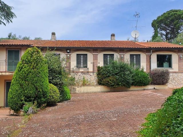 Case e ville in vendita di 240 m² in Via Del Ponte Bianco