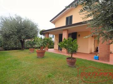 Case e ville in vendita di 240 m² in Via dell&apos Acquacalda