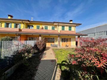 Case e ville in vendita di 240 m² in Via dell&apos Artigianato