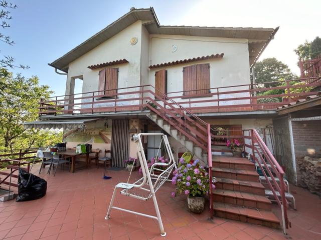 Case e ville in vendita di 240 m² in Via della Castellina