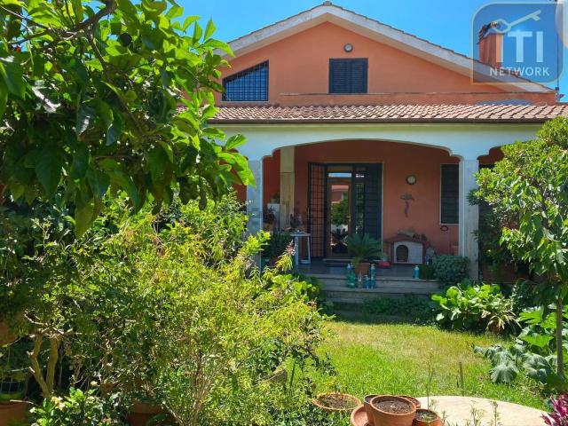 Case e ville in vendita di 240 m² in Via delle Acacie