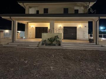 Case e ville in vendita di 240 m² in Via delle Orchidee