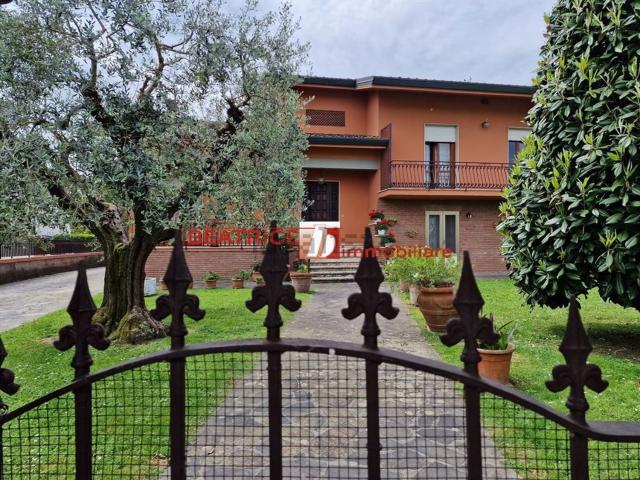 Case e ville in vendita di 240 m² in Via delle Volpi