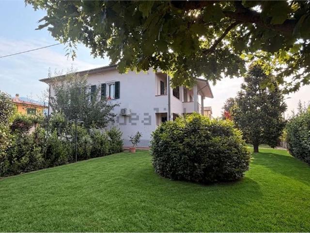 Case e ville in vendita di 240 m² in Via delle Ville