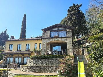 Case e ville in vendita di 240 m² in Via di Casesi