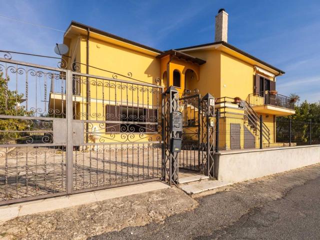 Case e ville in vendita di 240 m² in Via Enrico Fermi