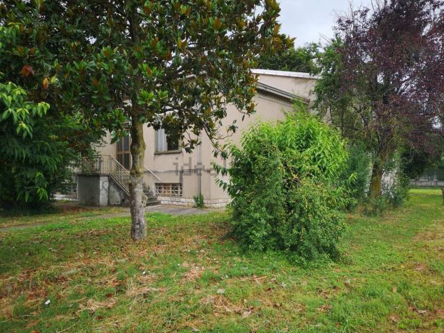 Case e ville in vendita di 240 m² in Via Enrico Ferri