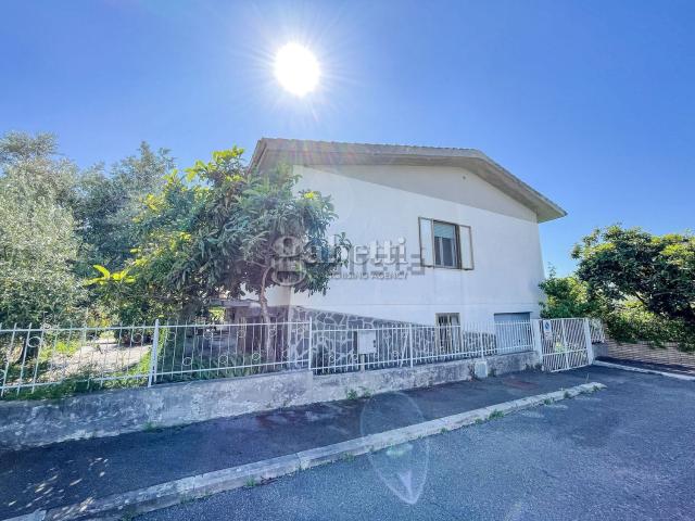Case e ville in vendita di 240 m² in Via Etna