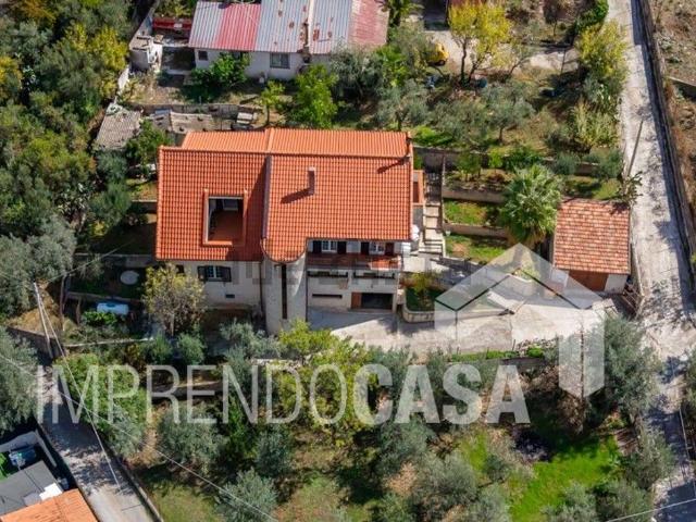 Case e ville in vendita di 240 m² in Via Fanara, 12