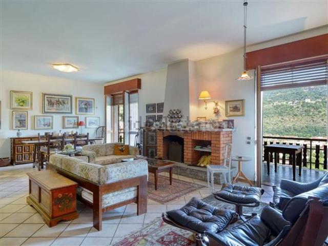 Case e ville in vendita di 240 m² in Via Farioli