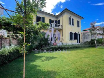 Case e ville in vendita di 240 m² in Via Francesco Gasparini, 32
