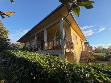 Case e ville in vendita di 240 m² in Via Fratina, 6