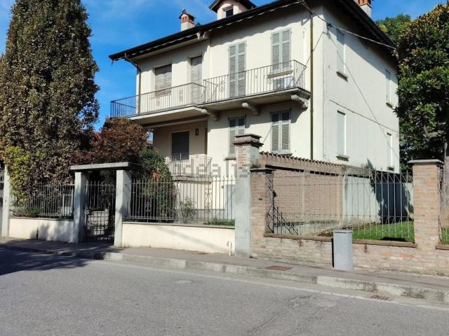 Case e ville in vendita di 240 m² in Via Montebello