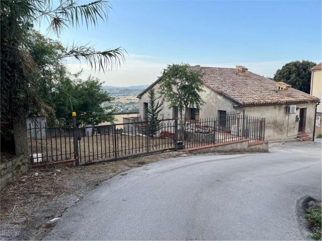 Case e ville in vendita di 240 m² in Via Montereale Vecchio