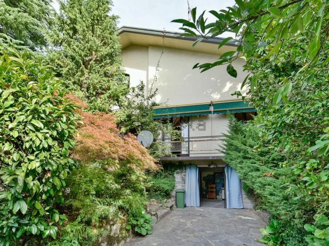 Case e ville in vendita di 240 m² in Via Manfredini