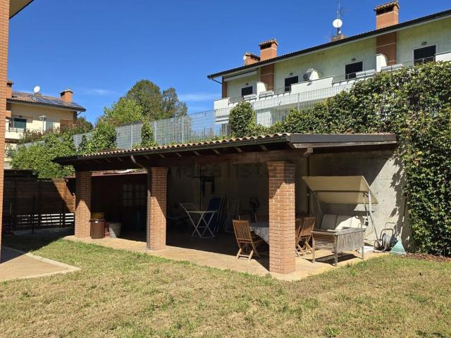 Case e ville in vendita di 240 m² in Via Mario Piacentini