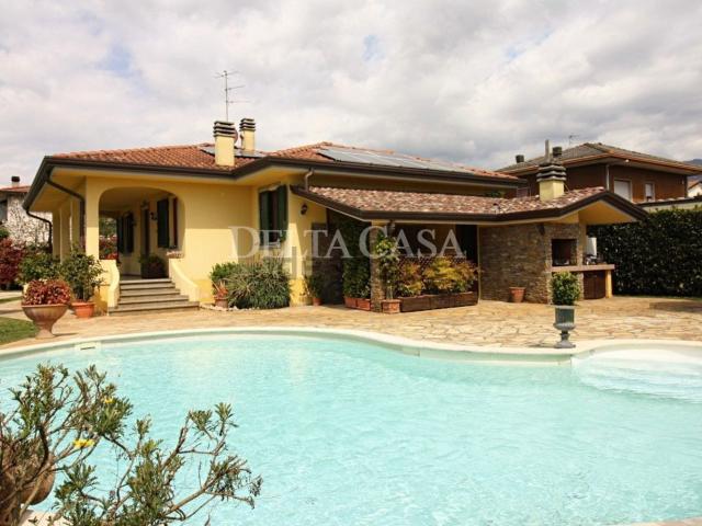 Case e ville in vendita di 240 m² in Via Merlino