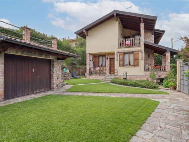 Case e ville in vendita di 240 m² in Via Milano