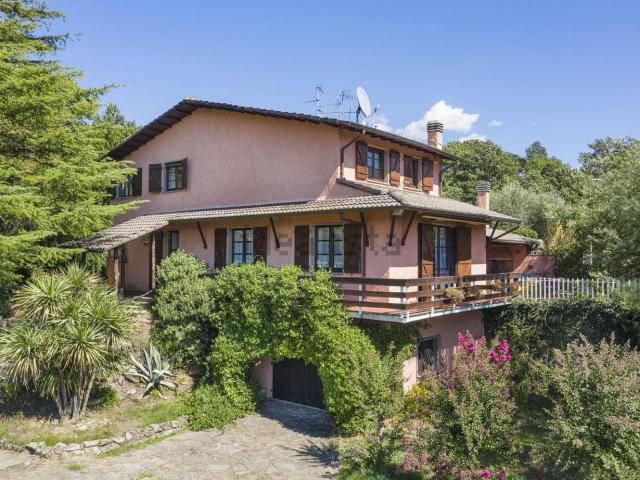 Case e ville in vendita di 240 m² in Via Novegino