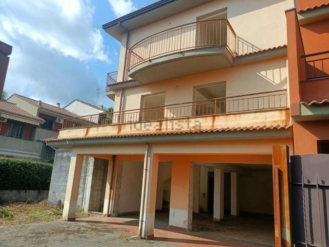 Case e ville in vendita di 240 m² in Via Salvatore Quasimodo, 39