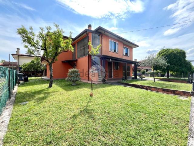 Case e ville in vendita di 240 m² in Via Sarmazza Sinistra, 2