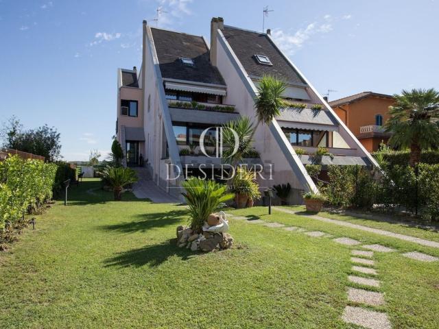 Case e ville in vendita di 240 m² in Via Sila